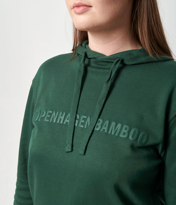 Grönt joggingset med bambuhuva och logotyp
