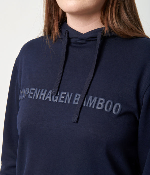 Marinblått joggingset med bambuhuva och logotyp