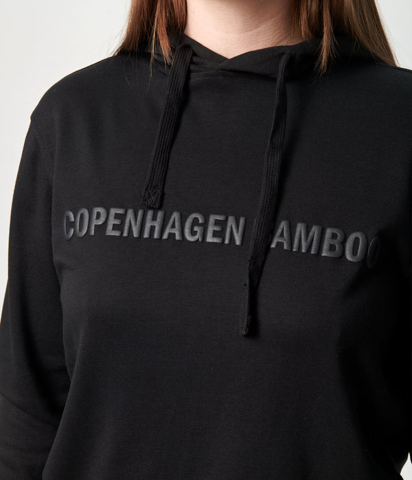 Svart joggingset med bambuhuva och logotyp