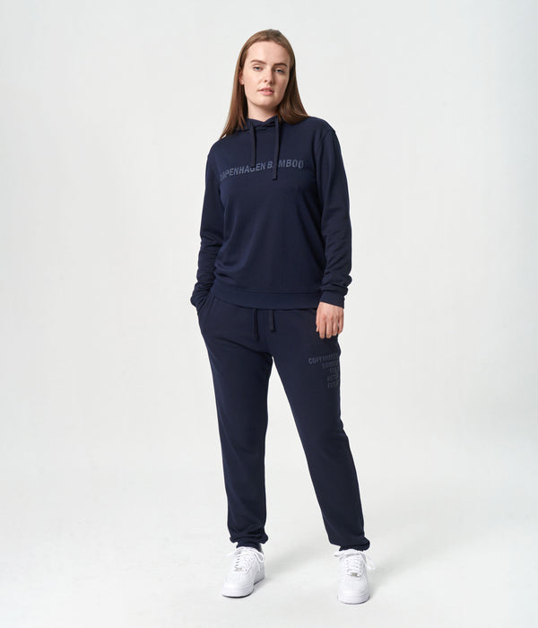 Marinblått joggingset med bambuhuva och logotyp