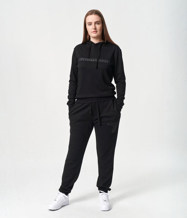 Svart joggingset med bambuhuva och logotyp