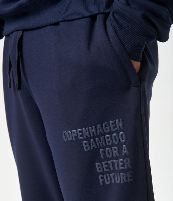 Marinblått joggingset i bambu med logotyp
